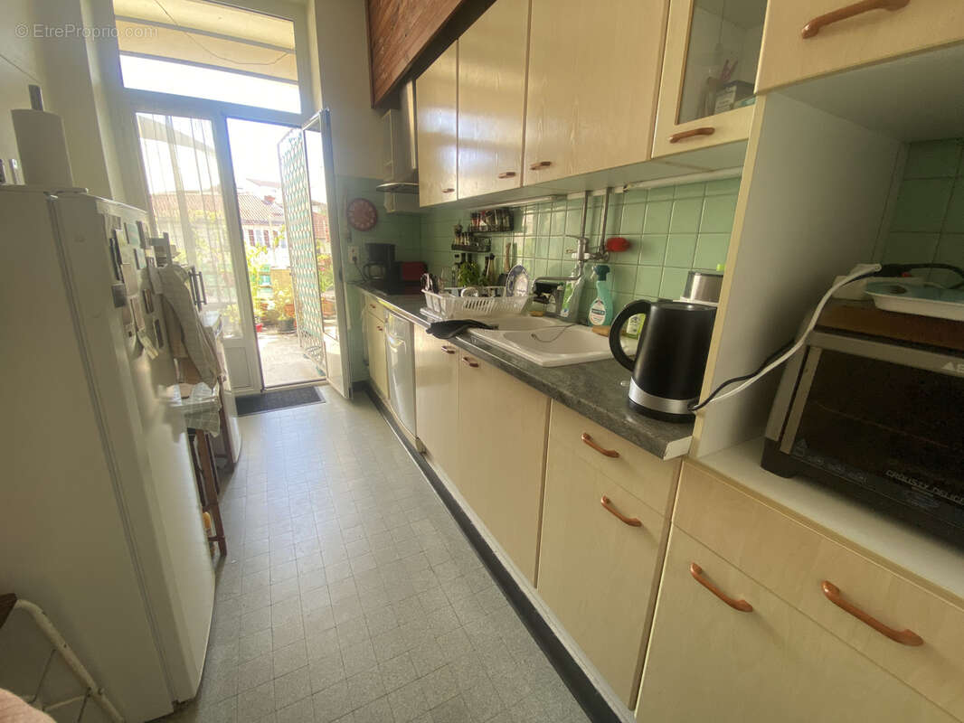 Immeuble de ville avec partie commerciale et partie habitation avec terrasse - photo 6