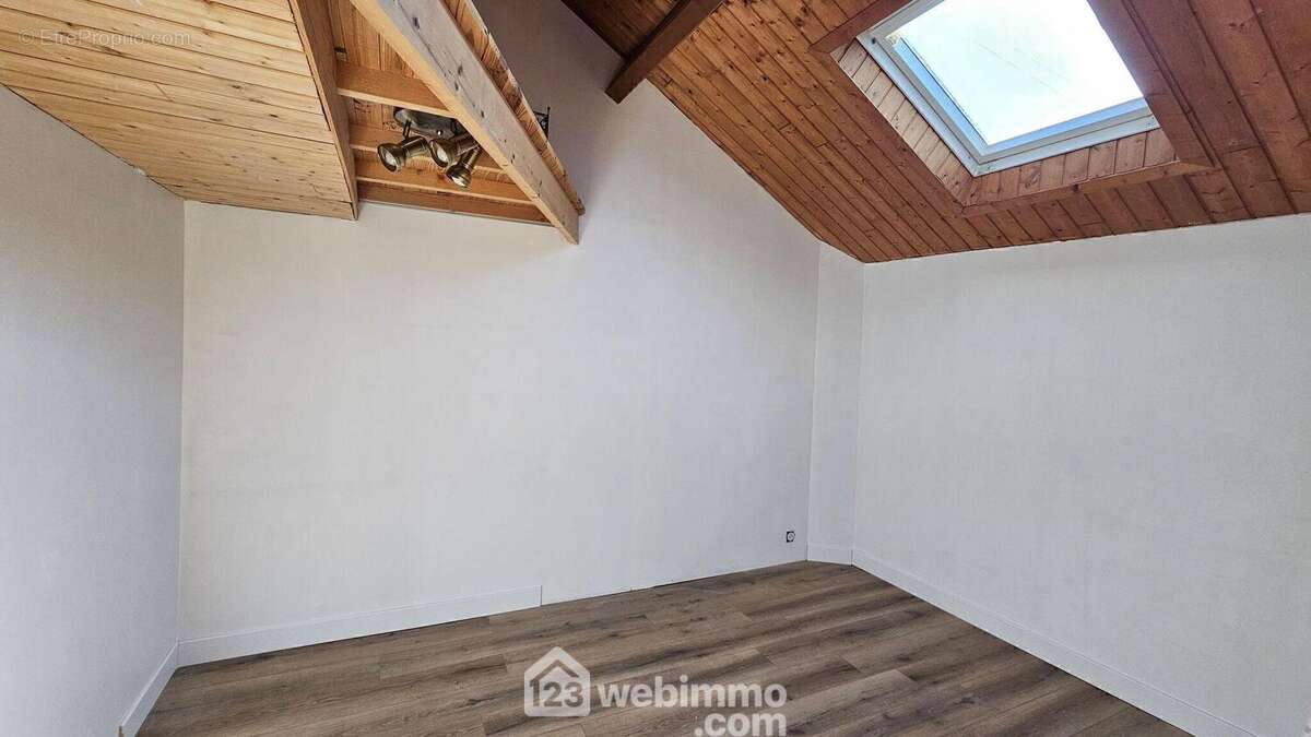 Au rez-de-chaussée, une chambre de 11 m² avec.... - Maison à DANNEMOIS