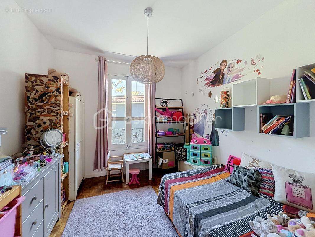 Charmante maison familiale avec 2 chambres, bureau et jardin de 497 m² - photo 10