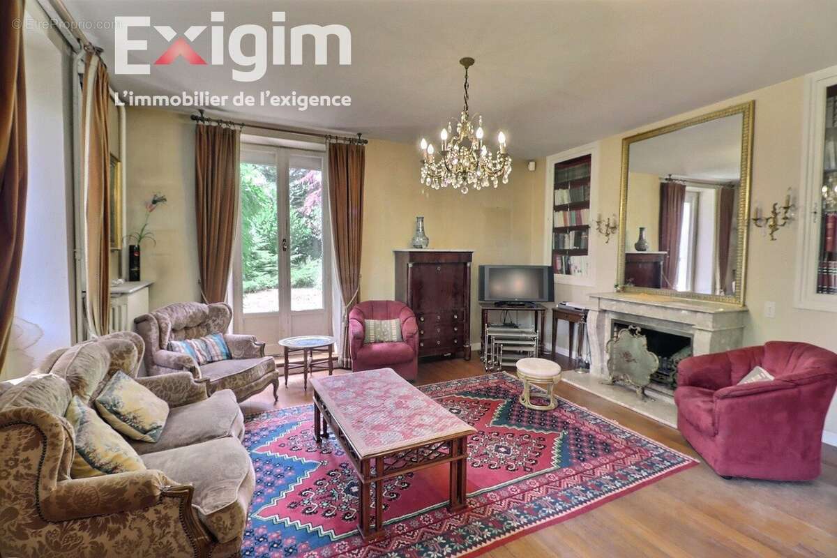 Maison à CHANOS-CURSON