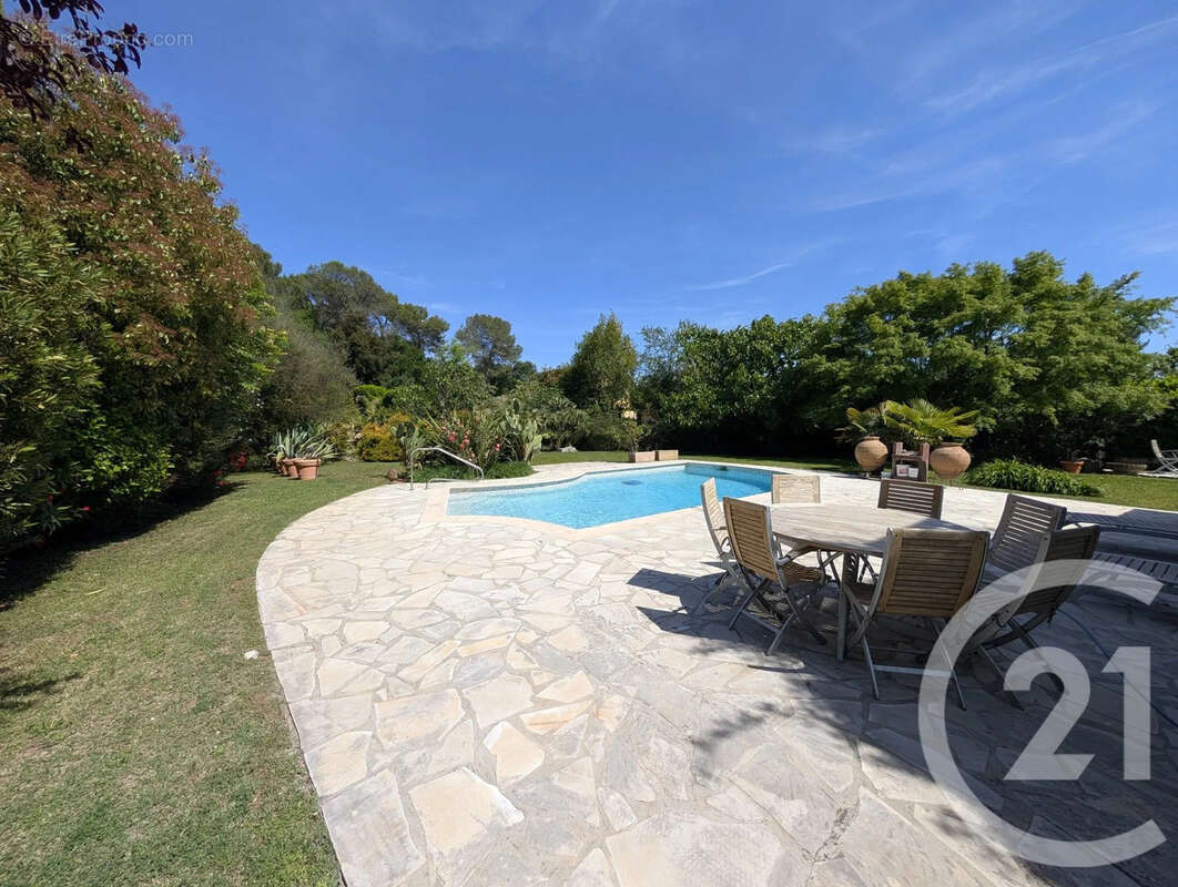 Maison à ROQUEFORT-LES-PINS