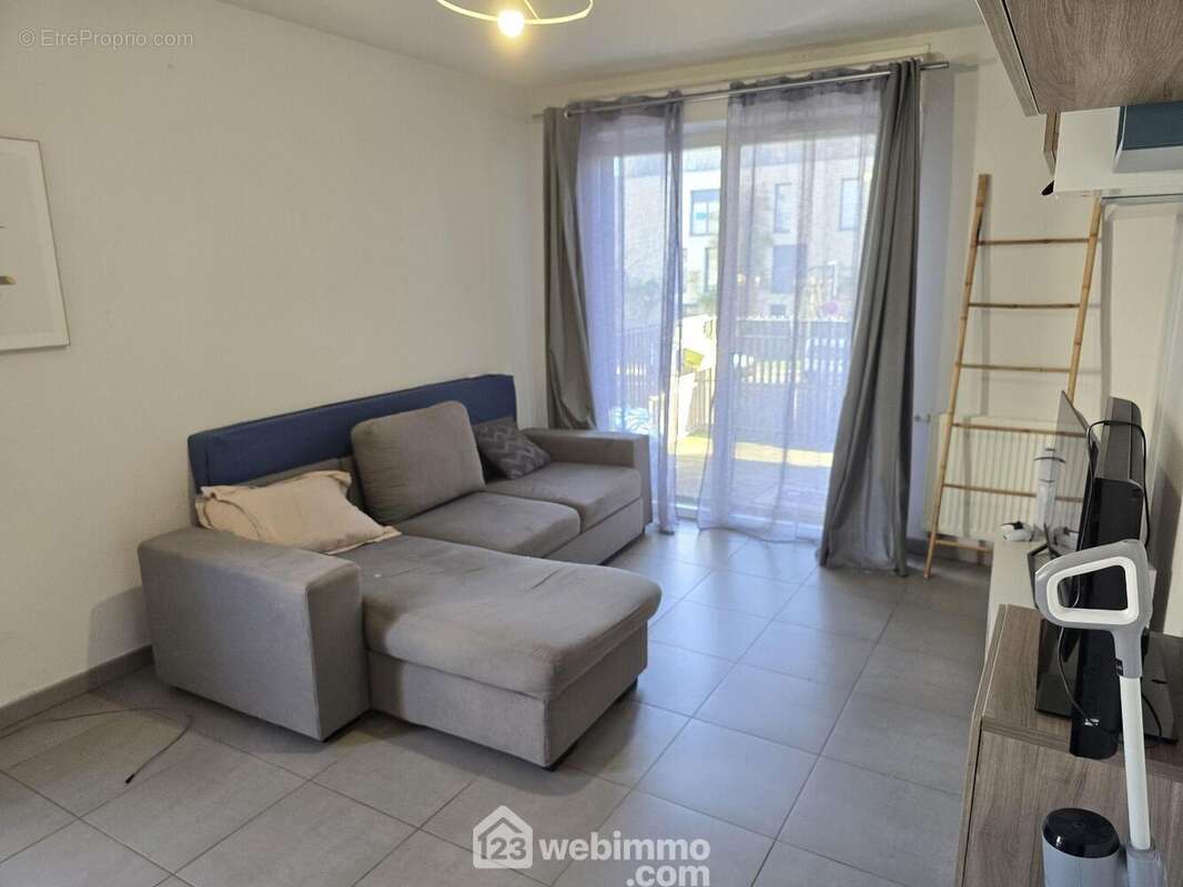 Puis la pièce de vie - Appartement à CENON