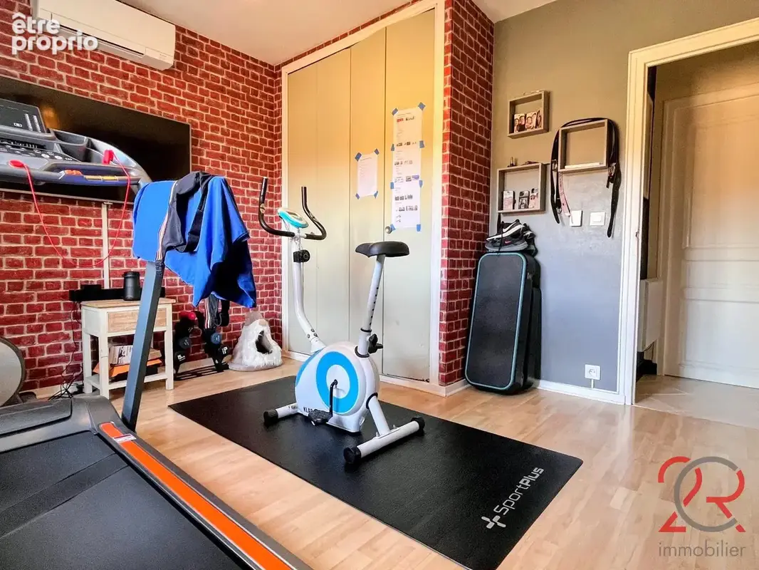 Maison aux beaux volumes avec 4 chambres, garage et piscine - photo 9