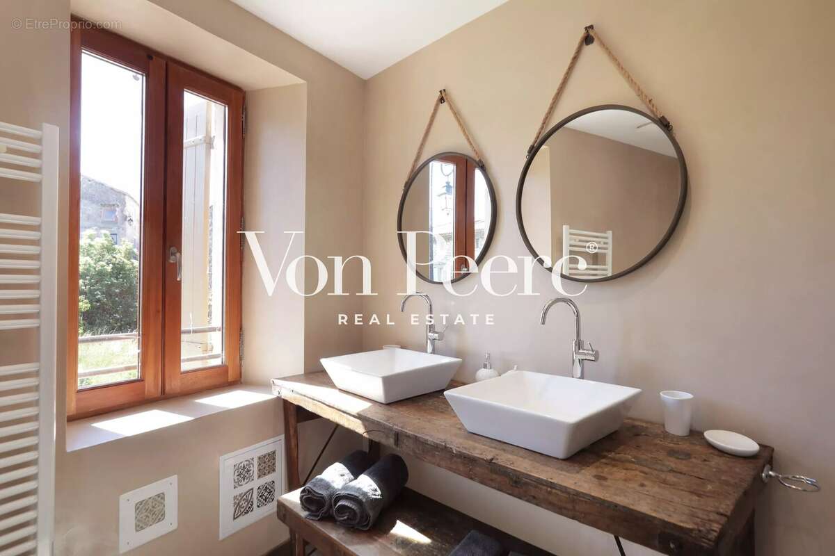 Appartement à SAINT-LAURENT-DES-ARBRES