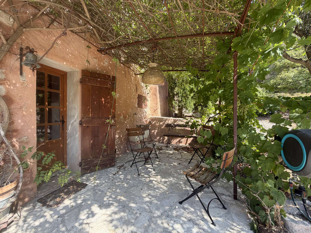 A vendre authentique maison en pierre t9 avec terrain de 3 hectares - 83150 bandol - photo 4