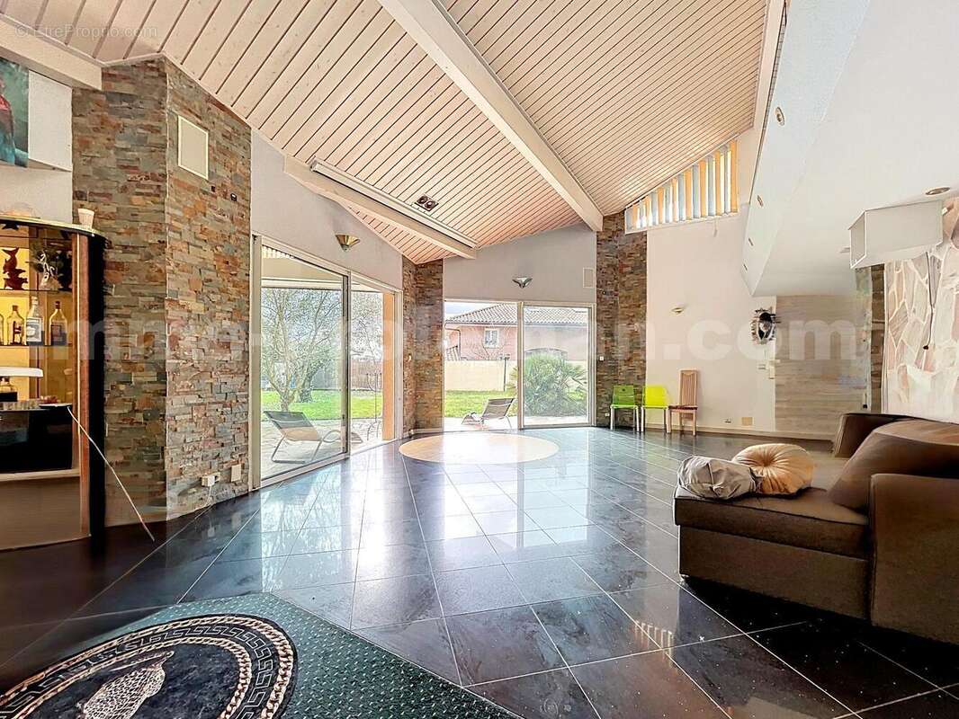 Villa_Maison_Veigy_Foncenex_secteur_calme_15_pièces_rare_Atypique_frontière_Suisse_Genève_Tram_ceva_bus_SUPERBE_BEAUX_VOLUMES_FRONTALIERS_salon_séjour_cuisine_ouverte_américaine_Piscine_sous_sol_aménagé_salle_de_sport_sauna_hammam_jacuzzi_jardin_ - Maison à VEIGY-FONCENEX