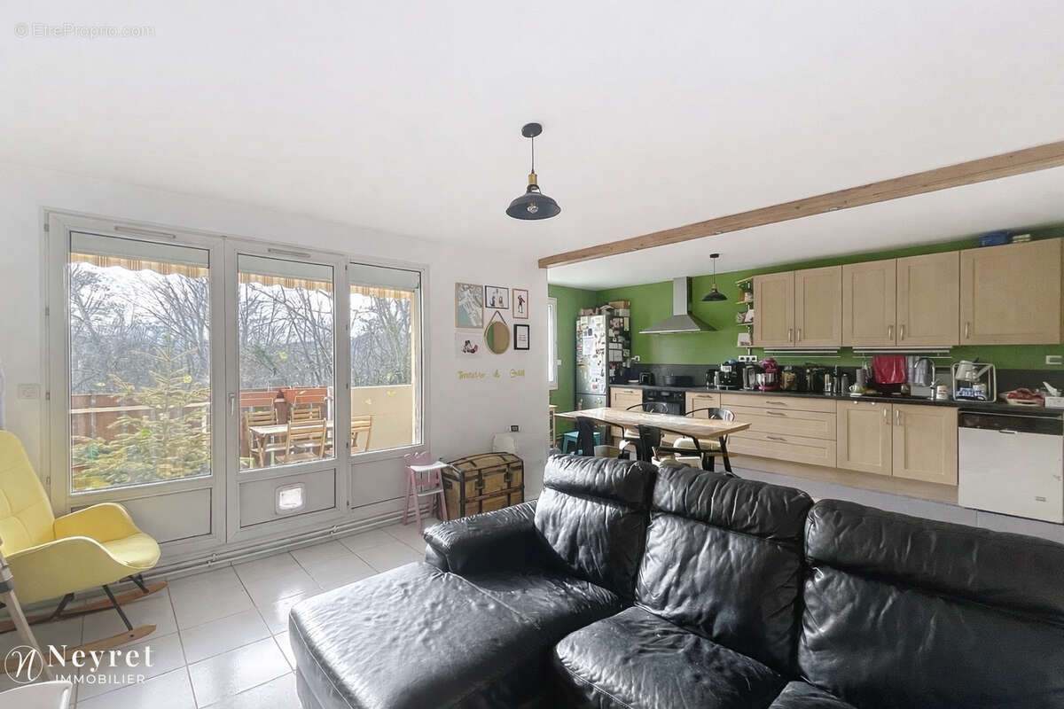 Oullins - Appartement Familial de type T4 dans un écrin de verdure ! - photo 4