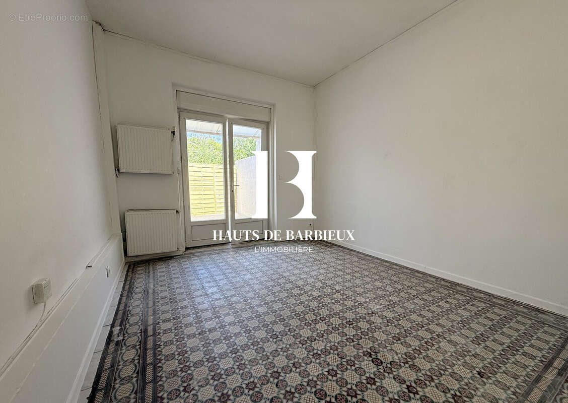 Maison 56 m² à Roubaix  - photo 2