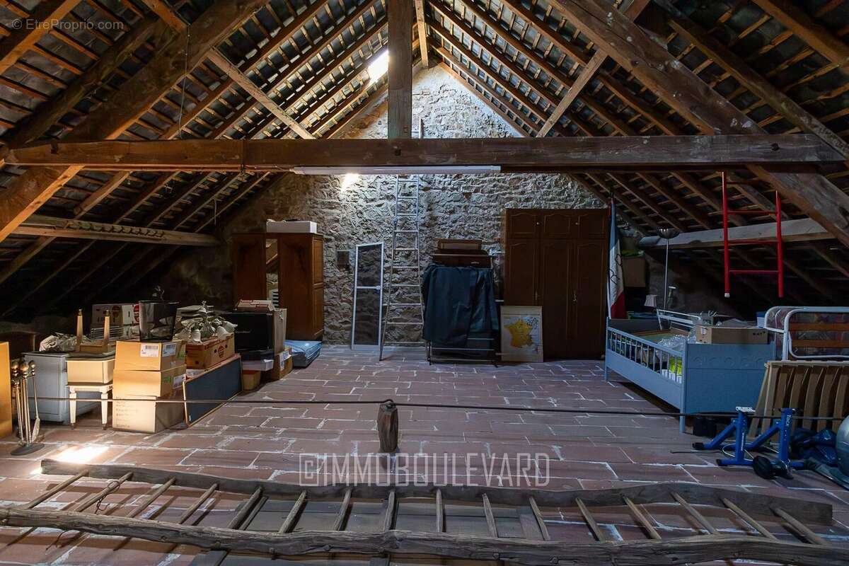 Maison avec jardin et garage à St. Maurice près Pionsat - photo 25