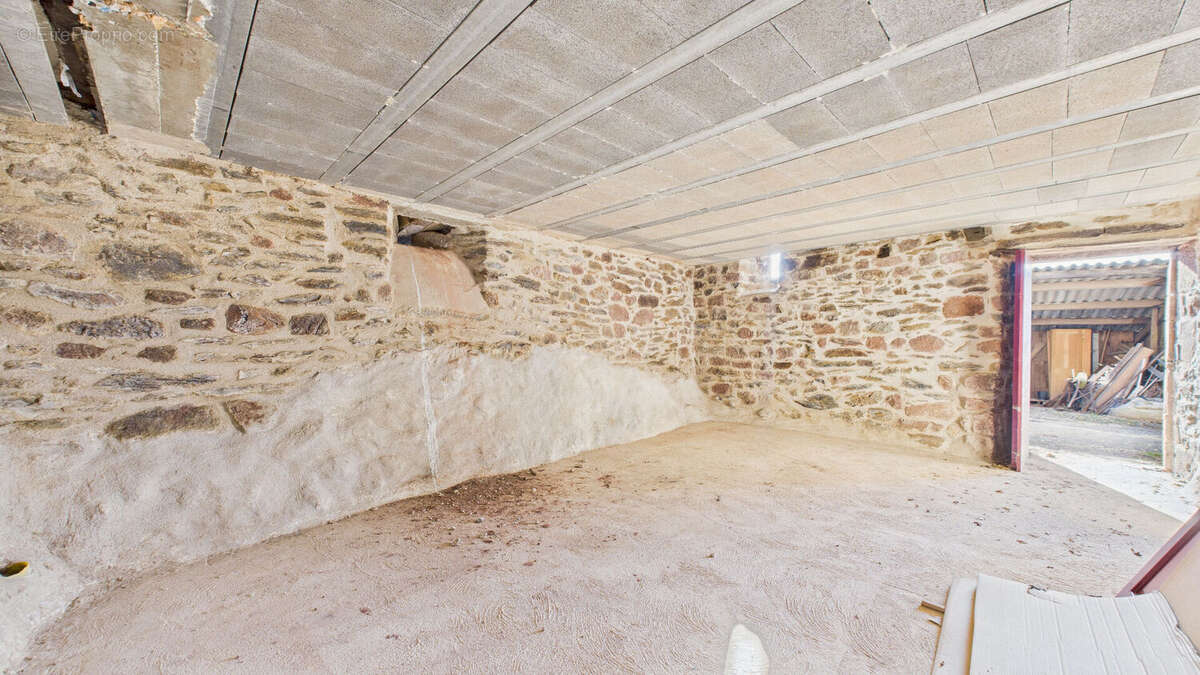 Ensemble en pierre, à rénover  avec terrain certifié AB  VILLECOMTAL - photo 12