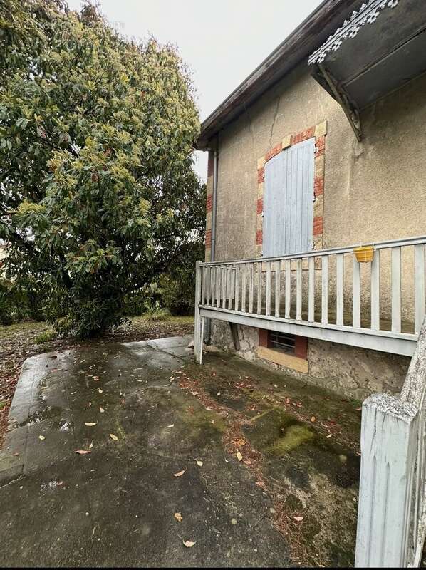 Maison à SAINT-CHAPTES