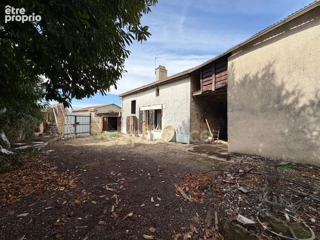 Ensemble de maisons anciennes à rénover d'environ 180m² à Neuville de Poitou (86) - photo 3