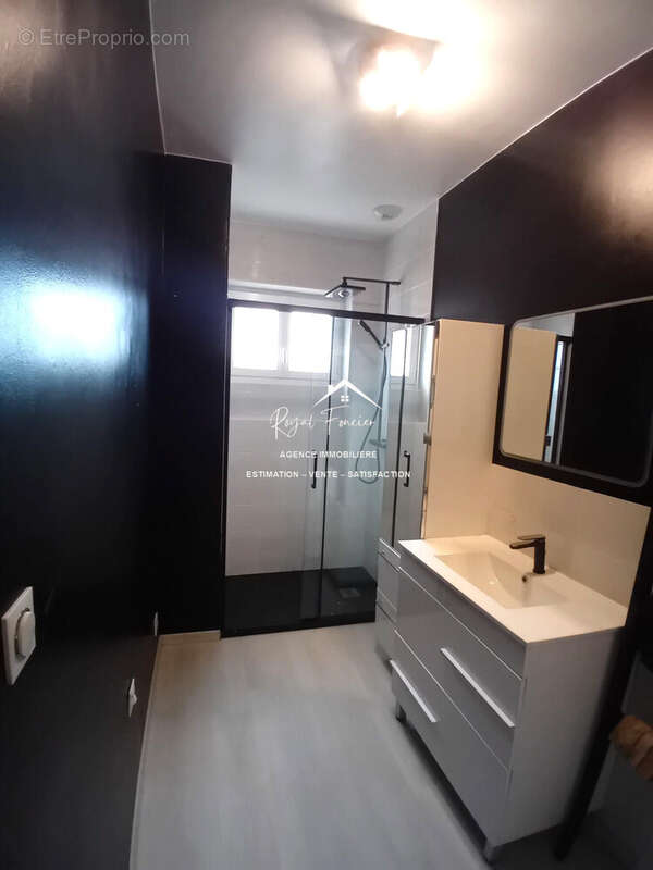 Salle d'eau récente  - Maison à CHATELLERAULT