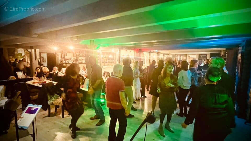 Commerce à SAINT-JEAN-DE-VEDAS