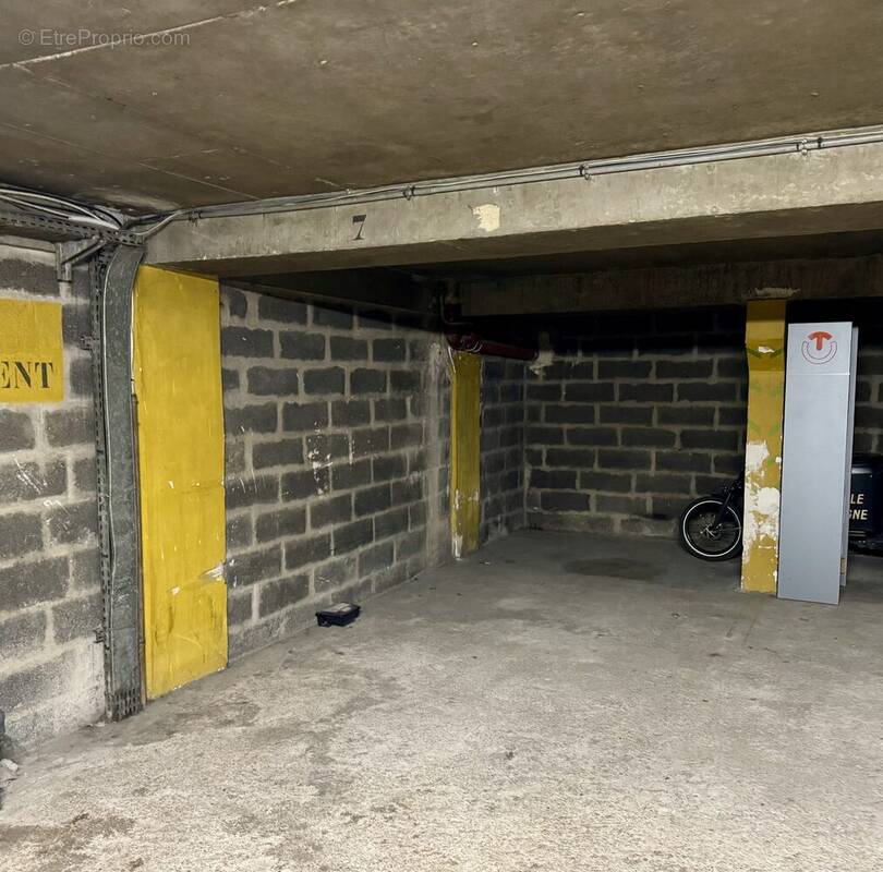 Parking à PARIS-11E