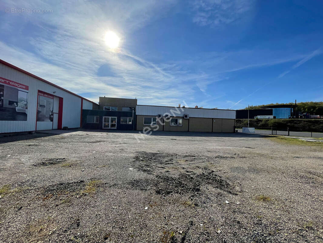 A vendre  Betting : Cellule commerciale 200m² - photo 3