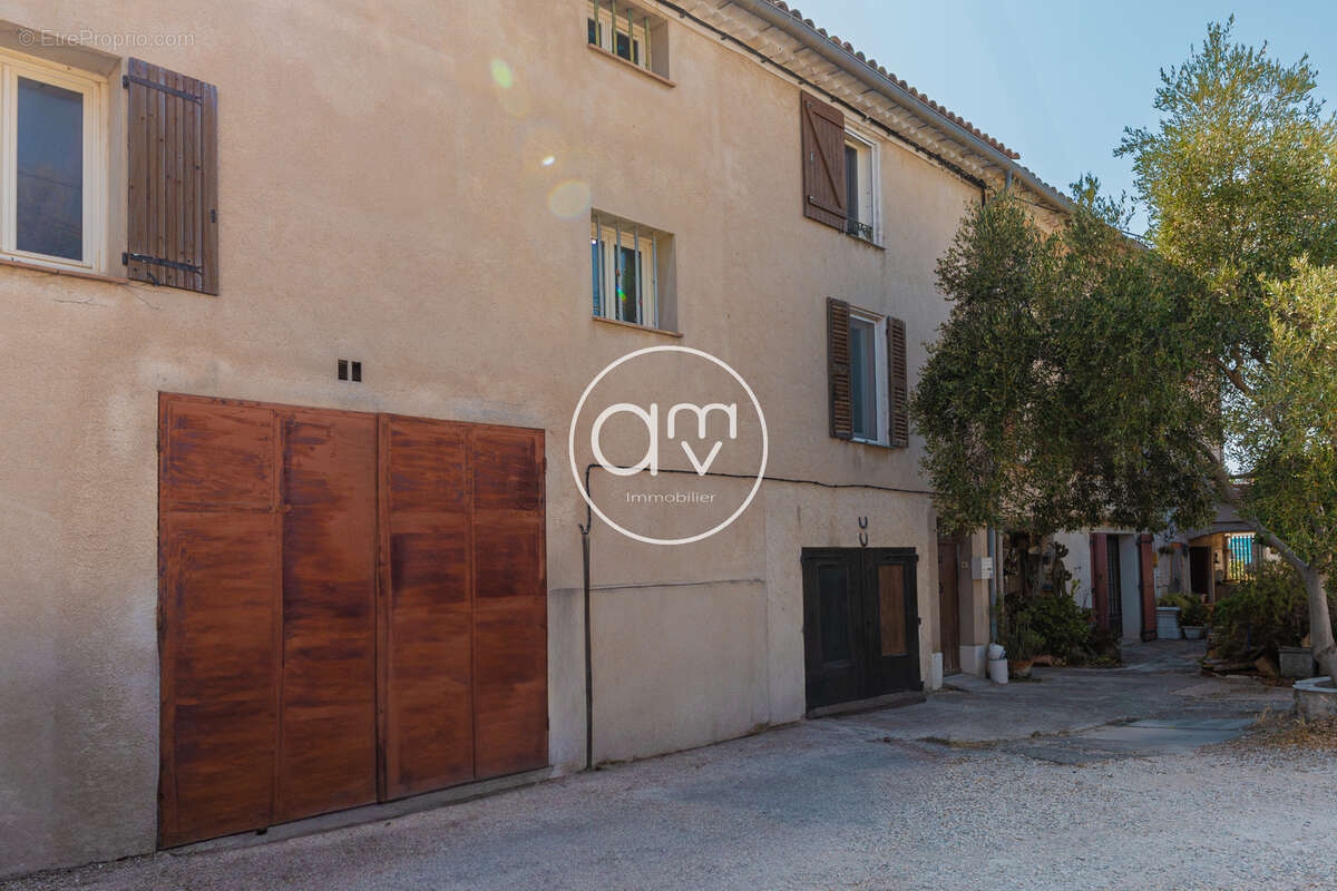 SOLLIES-PONT - Maison familiale de 160m2 avec jardin, terrasse, garage et stationnements - photo 15