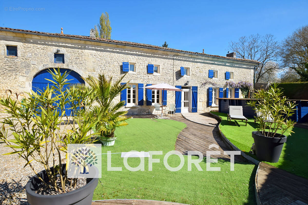 Maison à SAINT-GENIS-DE-SAINTONGE