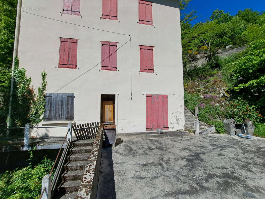 Maison en pierre 168m2, 11 pièces, terrasse et terrain à Carcanières les Bains - photo 7