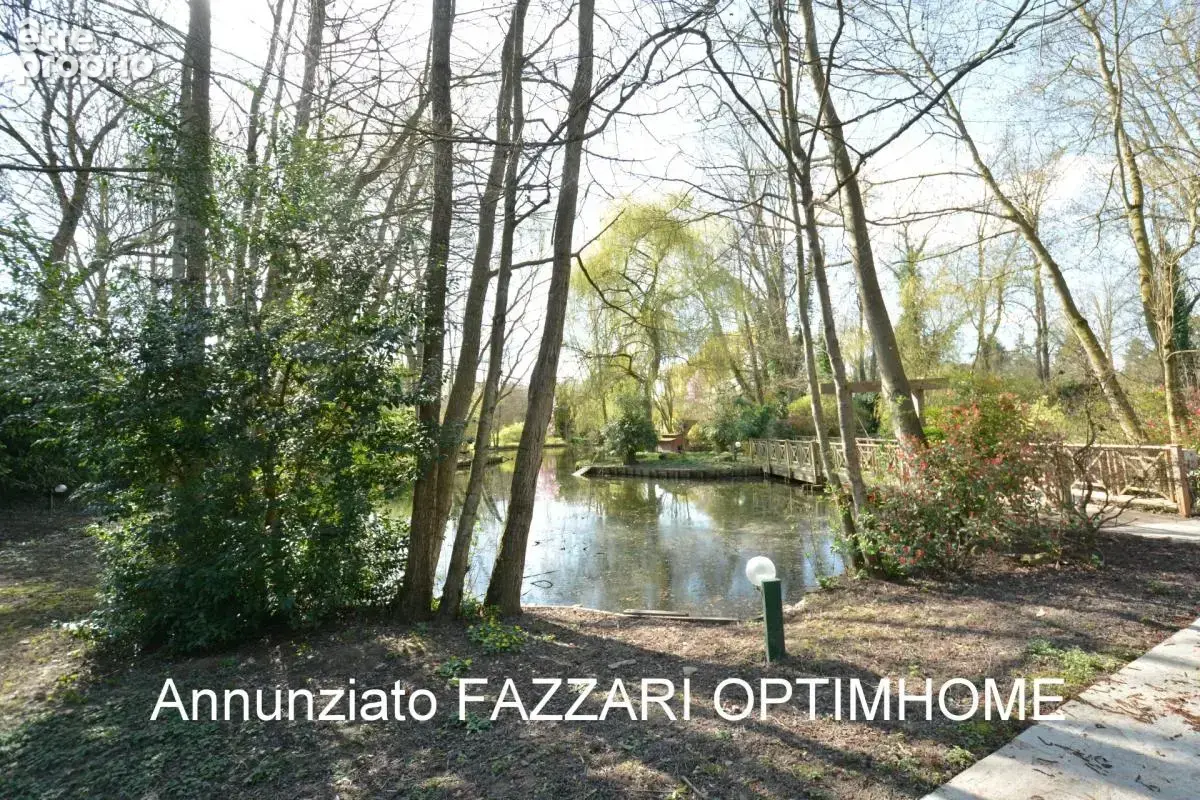 Au cœur d’un domaine clos de 1,5 hectare, ce moulin rénové offre un cadre unique entre étang, rivière et nature préservée - photo 12
