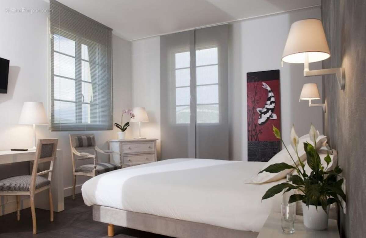 Commerce à CREISSELS