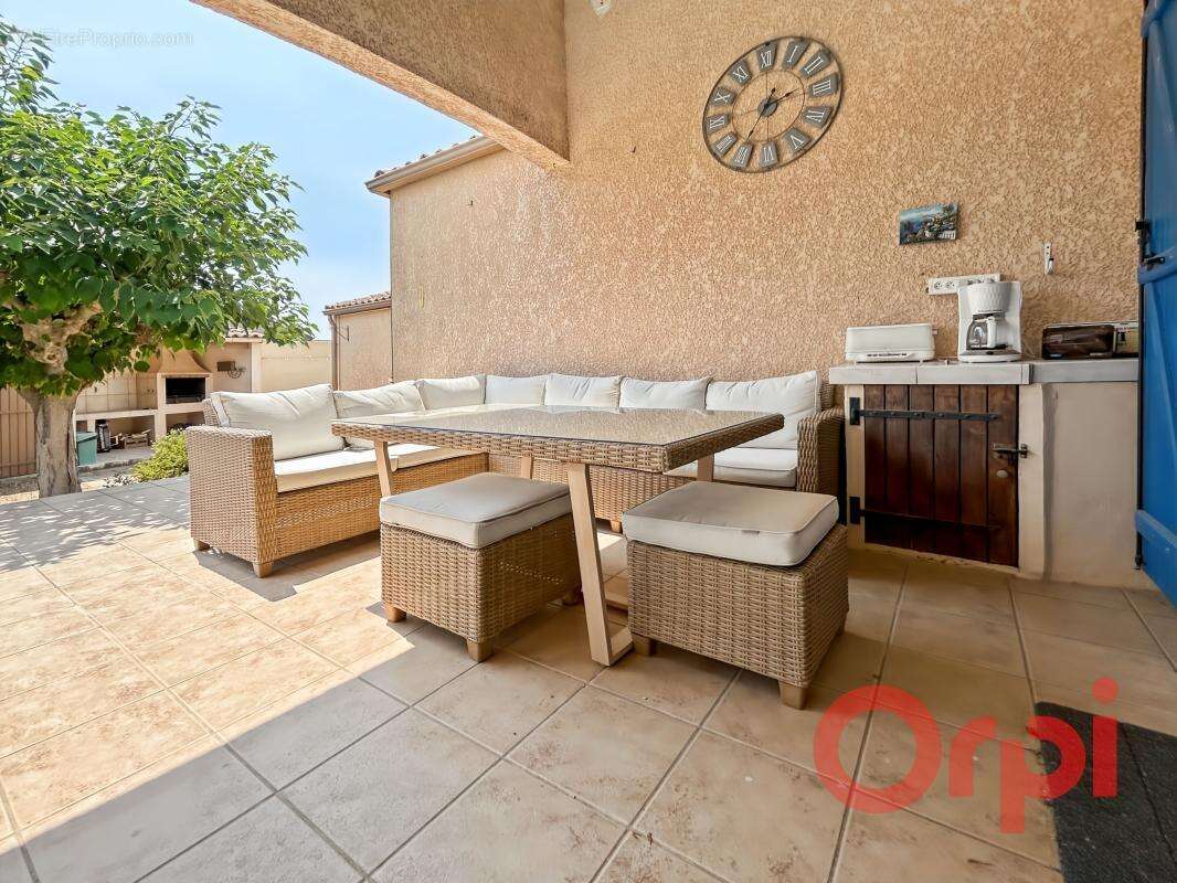 À Vendre : Villa familiale de plain-pied avec piscine, garage et grand jardin à Sauvian - photo 3