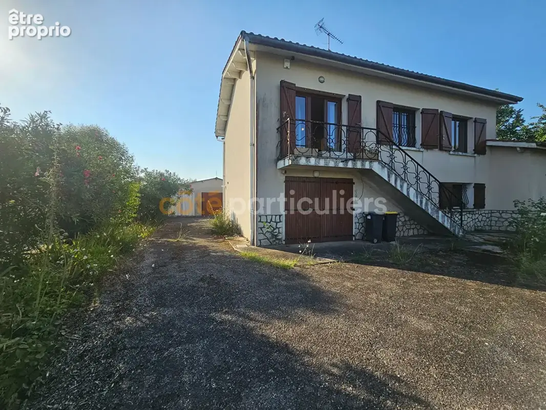Maison  sur deux niveaux avec garages et jardin. - photo 4