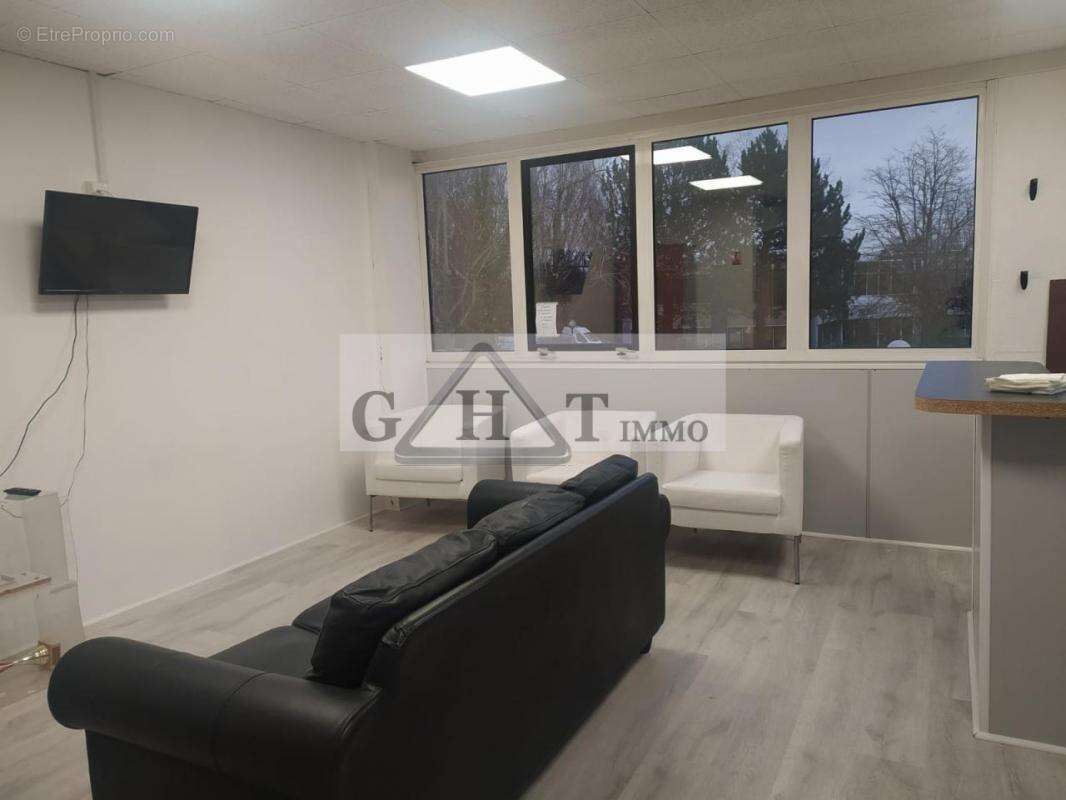 Commerce à SAINT-THIBAULT-DES-VIGNES