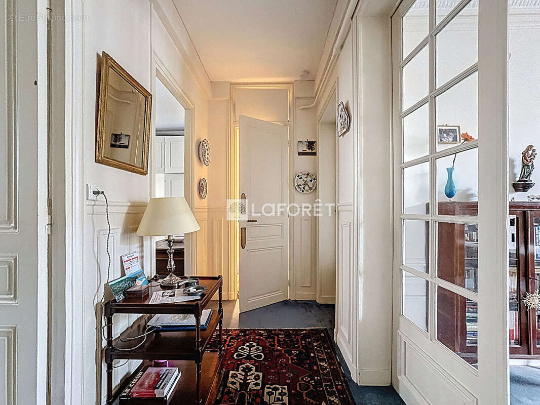 Appartement à PARIS-16E
