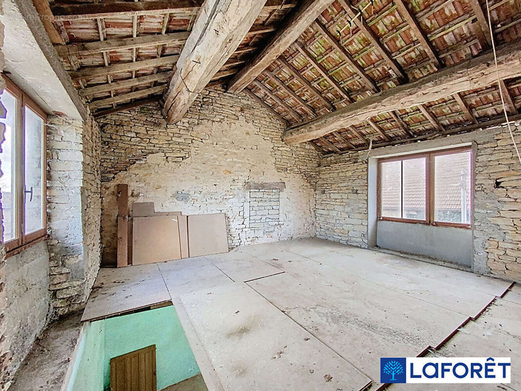 Maison à MONTIGNY-MORNAY-VILLENEUVE-SUR-VINGEANNE