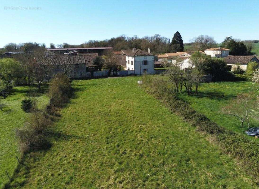 Maison 86 m² à Villefagnan  - photo 3