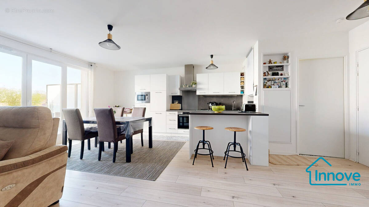 Appartement à THIVERVAL-GRIGNON