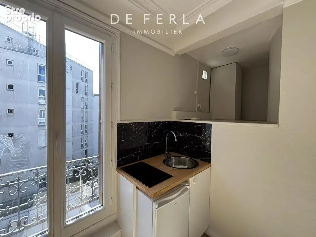 JAURÈS - Studio en dernier étage refait à neuf - photo 3