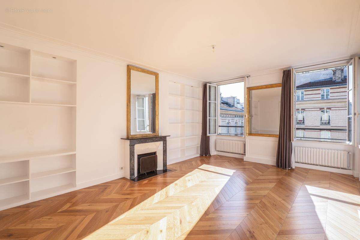 Appartement à PARIS-1E