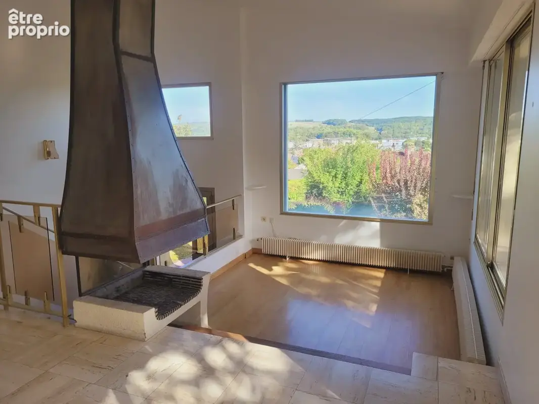 Vends à Louviers maison d'architecte F6 avec une cheminée centrale dans le séjour/salon