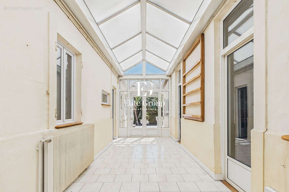 A Vendre Maison à Rénover - Rochefort - 6 Pièces - 146 m² - photo 3