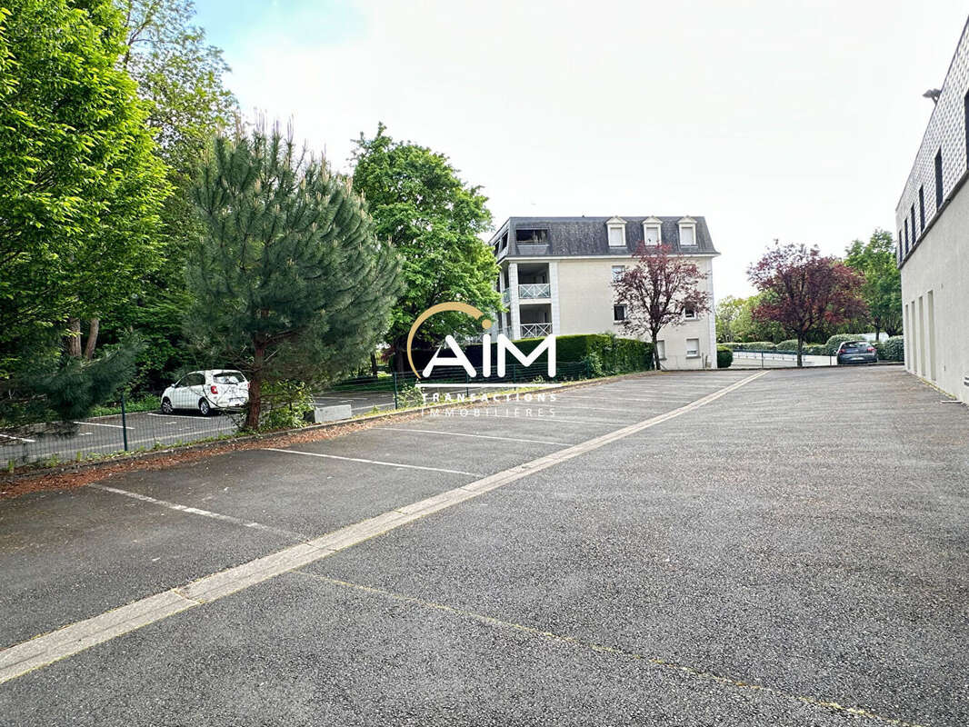 Commerce à SAINT-CYR-SUR-LOIRE