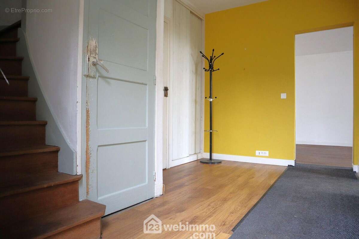 L&#039;entrée de 9 m2 avec placard et WC dessert : - Maison à CHAUVIGNY