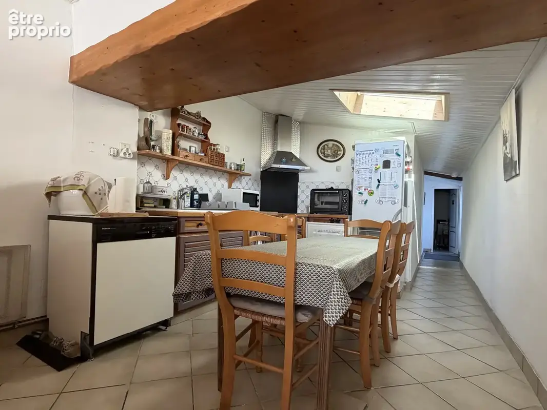 Maison au coeur de Port Joinville avec un joli jardin clos de murs de pierre. - photo 4