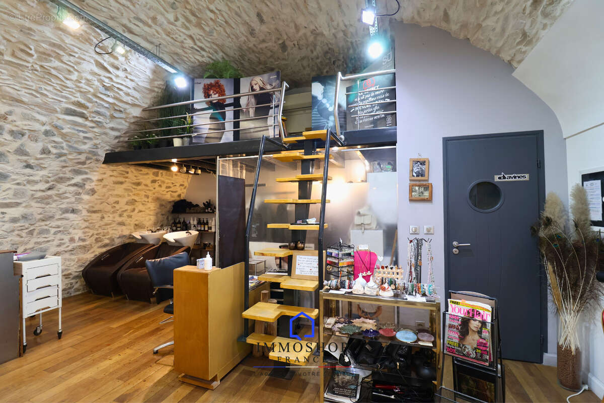 Commerce à ROQUEFORT-LA-BEDOULE