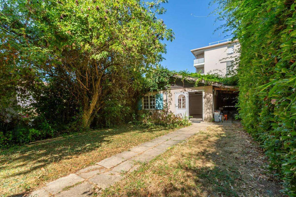 Charmante maison Bourgeoise de 8 pièces de 251 m² avec annexes - photo 11