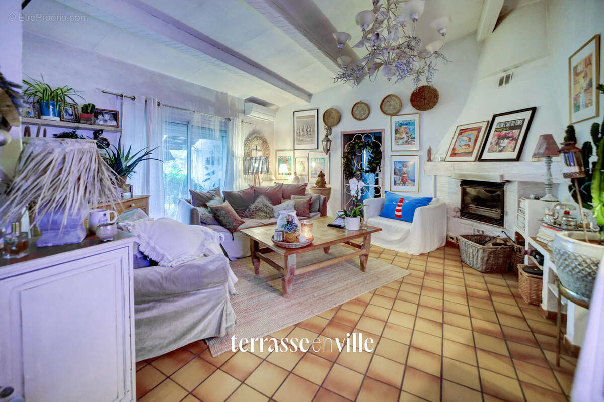 Maison à CEYRESTE
