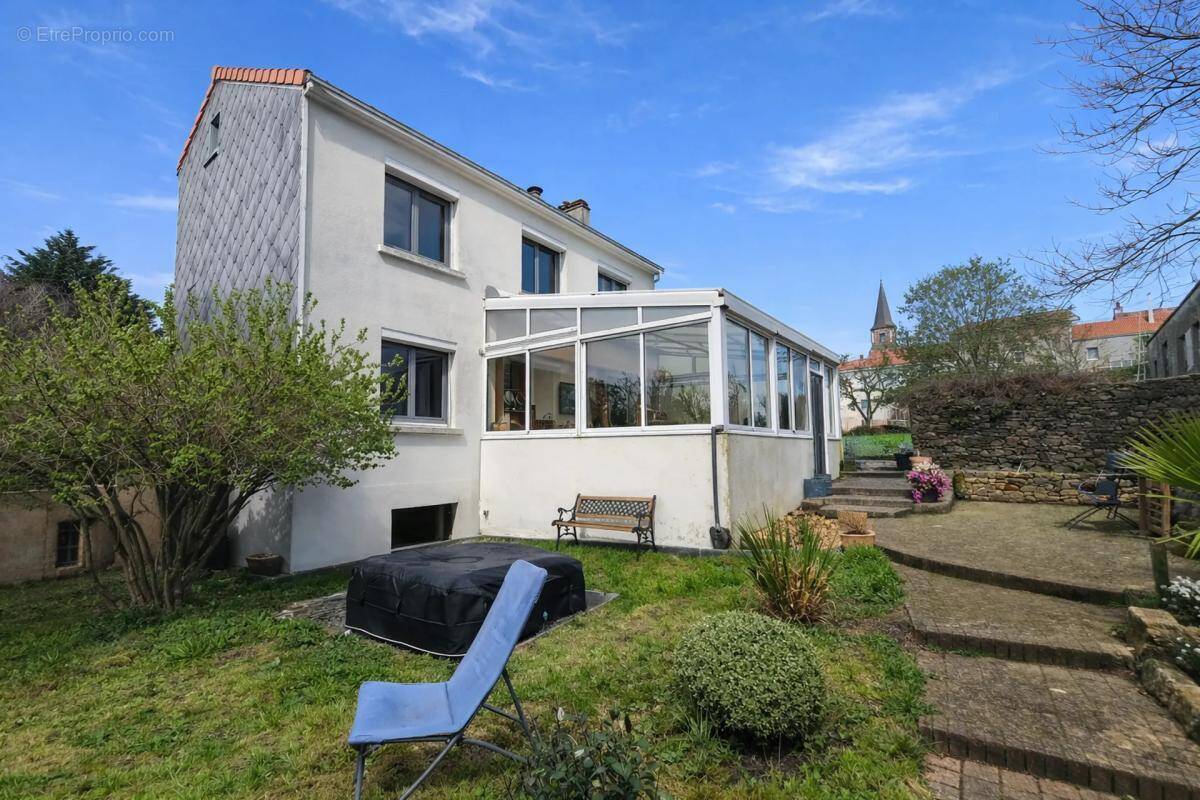 Maison à SAINT-MACAIRE-EN-MAUGES