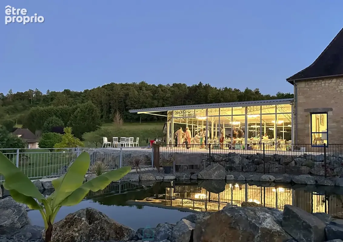 Somptueux domaine de 27 hectares dédié à l'événementiel, offrant un bâti immobilier d'environ 1800m² avec piscines et 5 étangs a - photo 9