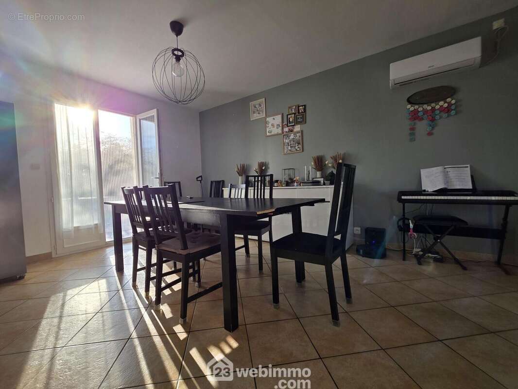 Un espace salle à manger baigné de lumière naturelle, parfait pour partager des moments conviviaux en famille ou entre amis - Maison à VENDRESSE-BEAULNE