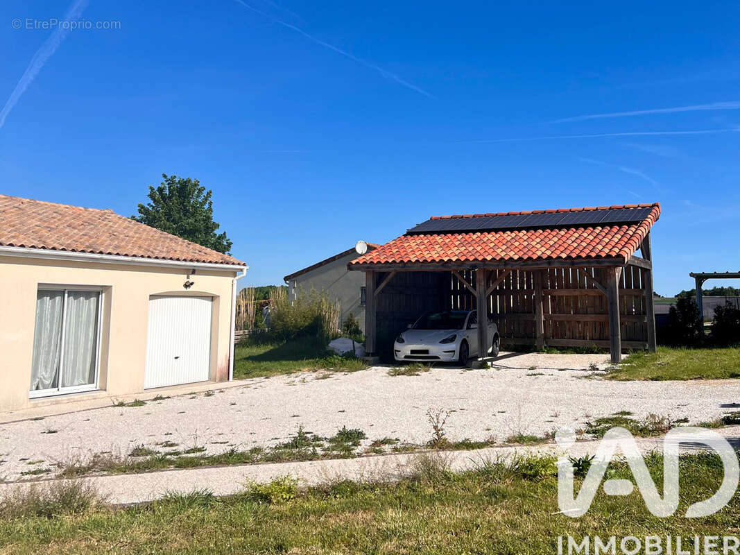 Maison 124 m² à Voulgezac  - photo 2