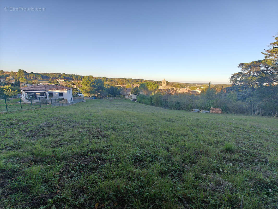 Village 7km Limoux - Terrain totalement viabilisé de 2 360m2 - Vue sur le village et la campagne environnente - photo 3