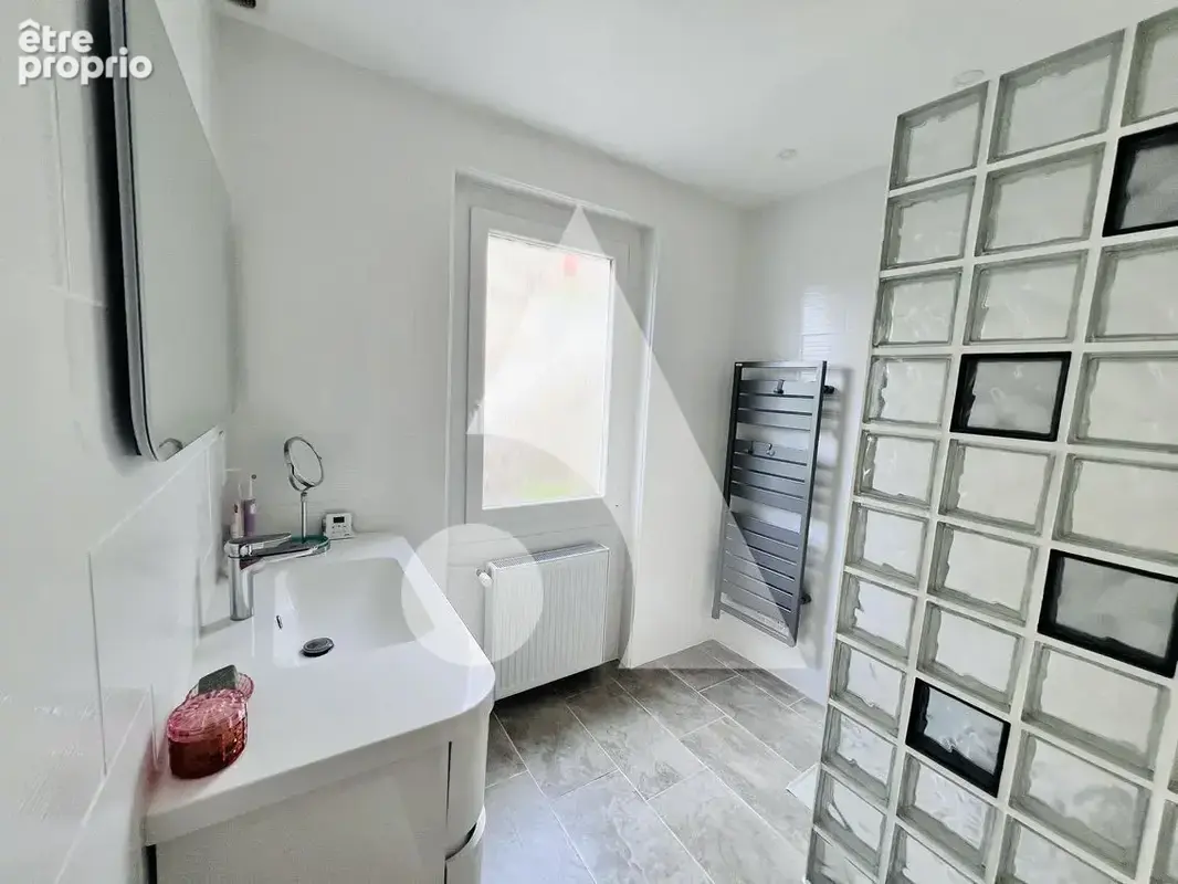 Belle maison avec piscine sur la côtière à Neyron - photo 9