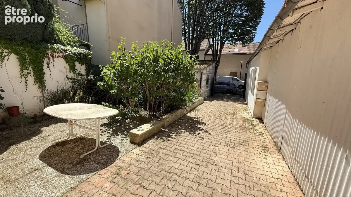 Investissement locatif à Vichy - Immeuble 3 appartements 4 garages - photo 5
