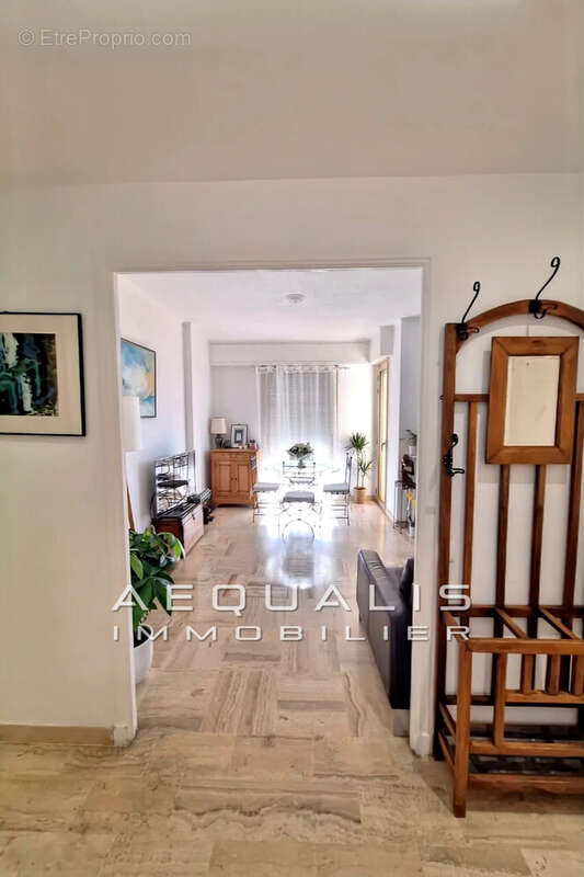 Appartement à SAINT-LAURENT-DU-VAR